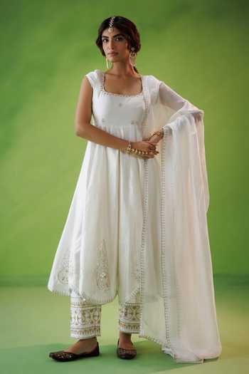 Shop Kisakshi Jaipur Ivory Organza, Chanderi Square Neck, Yes Zari Work Kurta Set Online at Aza Fashions Shop_Kisakshi Jaipur_Ivory Organza, Chanderi Square Neck, Yes Zari Work Kurta Set _Online_at_Aza_Fashions