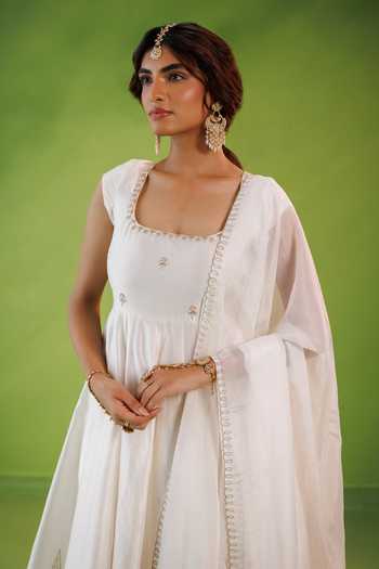 Kisakshi Jaipur Ivory Organza, Chanderi Square Neck, Yes Zari Work Kurta Set at Aza Fashions Kisakshi Jaipur_Ivory Organza, Chanderi Square Neck, Yes Zari Work Kurta Set _at_Aza_Fashions