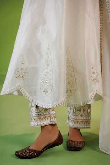 Buy Kisakshi Jaipur Ivory Organza, Chanderi Square Neck, Yes Zari Work Kurta Set Buy_Kisakshi Jaipur_Ivory Organza, Chanderi Square Neck, Yes Zari Work Kurta Set