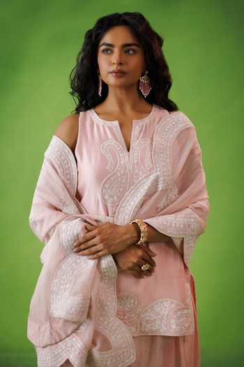 Kisakshi Jaipur Pink Organza, Chanderi Split V-neck, Yes Embroidered Kurta Set Online at Aza Fashions Kisakshi Jaipur_Pink Organza, Chanderi Split V-neck, Yes Embroidered Kurta Set _Online_at_Aza_Fashions