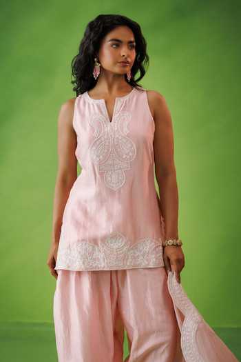 Shop Kisakshi Jaipur Pink Organza, Chanderi Split V-neck, Yes Embroidered Kurta Set Online at Aza Fashions Shop_Kisakshi Jaipur_Pink Organza, Chanderi Split V-neck, Yes Embroidered Kurta Set _Online_at_Aza_Fashions