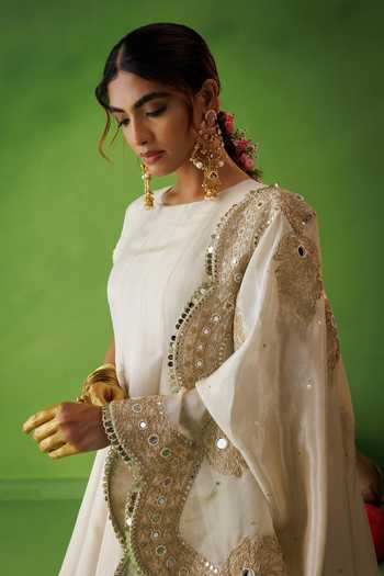 Kisakshi Jaipur Beige Silk, Tissue Round Neck, Yes Contrast Dupatta And Kurta Set at Aza Fashions Kisakshi Jaipur_Beige Silk, Tissue Round Neck, Yes Contrast Dupatta And Kurta Set _at_Aza_Fashions