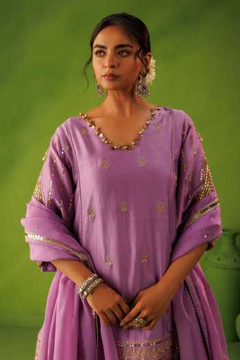 Kisakshi Jaipur_Purple Organza, Chanderi V-neck, Yes Mirror Embroidered Kurta Set _at_Aza_Fashions