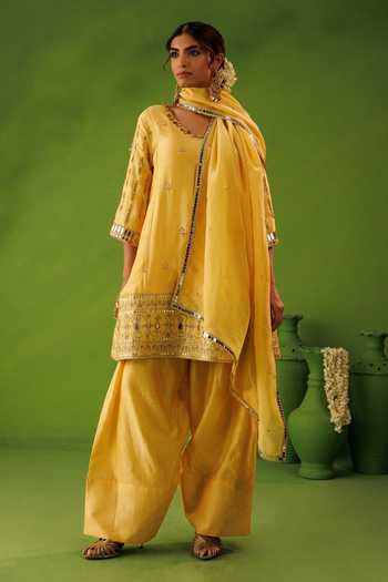 Buy_Kisakshi Jaipur_Yellow Organza, Chanderi Scoop Neck Hand Embroidered Kurta Set _Online_at_Aza_Fashions