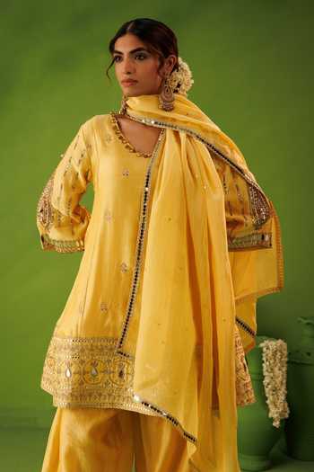 Buy_Kisakshi Jaipur_Yellow Organza, Chanderi Scoop Neck Hand Embroidered Kurta Set 