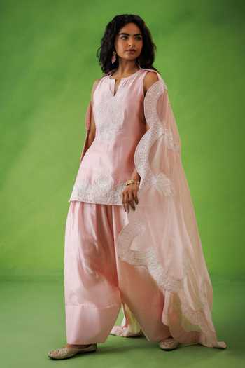 Kisakshi Jaipur Pink Organza, Chanderi Split V-neck, Yes Embroidered Kurta Set at Aza Fashions Kisakshi Jaipur_Pink Organza, Chanderi Split V-neck, Yes Embroidered Kurta Set _at_Aza_Fashions