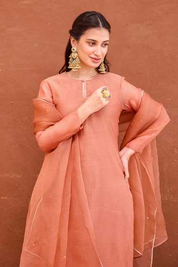 Shop Taro Peach Chanderi Silk, Organza Keyhole Neck Kesar Kurta Set Online at Aza Fashions Shop_Taro_Peach Chanderi Silk, Organza Keyhole Neck Kesar Kurta Set _Online_at_Aza_Fashions