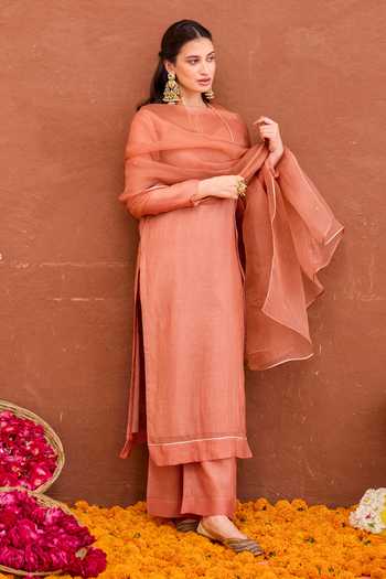Shop Taro Peach Chanderi Silk, Organza Keyhole Neck Kesar Kurta Set Shop_Taro_Peach Chanderi Silk, Organza Keyhole Neck Kesar Kurta Set