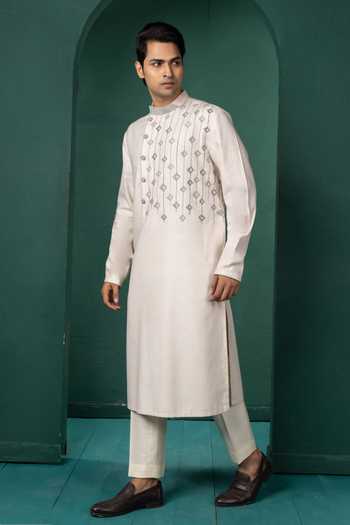Buy POONAM KASERA Off White Silk Geometrical Pattern Kurta Set Online at Aza Fashions Buy_POONAM KASERA_Off White Silk Geometrical Pattern Kurta Set _Online_at_Aza_Fashions