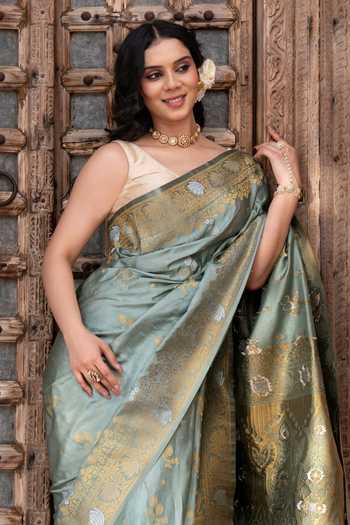 Zal From Benaras Green Silk Handloom Saree With Unstitched Blouse Fabric Online at Aza Fashions Zal From Benaras_Green Silk Handloom Saree With Unstitched Blouse Fabric _Online_at_Aza_Fashions
