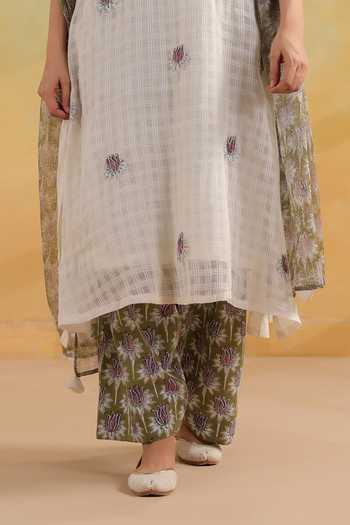 Anshu Wadhwa_Off White Cotton Mandarin Collar Patch Embroidered Kurta Set _at_Aza_Fashions