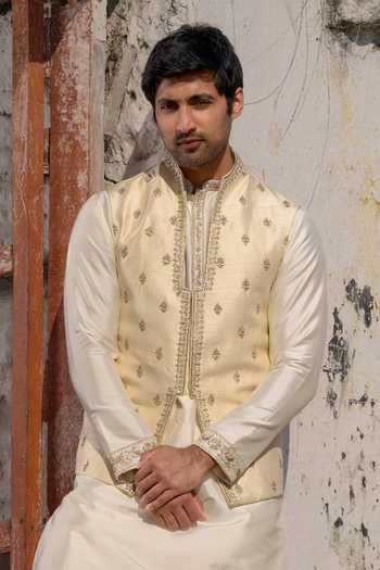 Tira by Naresh Raj Embroidered Bundi & Kurta Set 
