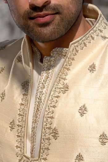 Buy_Tira by Naresh Raj_Ivory Silk Embroidery Bundi And Kurta Set 
