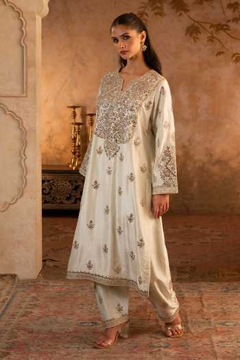 Buy ANGAD SINGH Green Silk, Net V-neck, Yes Pistachio Kurta Set Online at Aza Fashions Buy_ANGAD SINGH_Green Silk, Net V-neck, Yes Pistachio Kurta Set _Online_at_Aza_Fashions