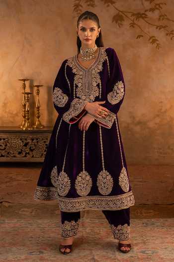 ANGAD SINGH Purple Velvet, Net V-neck, Yes Embroidered Kurta Set at Aza Fashions ANGAD SINGH_Purple Velvet, Net V-neck, Yes Embroidered Kurta Set _at_Aza_Fashions