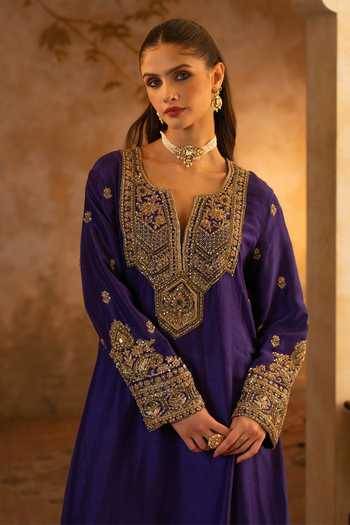Shop ANGAD SINGH Purple Silk, Net V-neck, Yes Embroidered Kurta Set Online at Aza Fashions Shop_ANGAD SINGH_Purple Silk, Net V-neck, Yes Embroidered Kurta Set _Online_at_Aza_Fashions