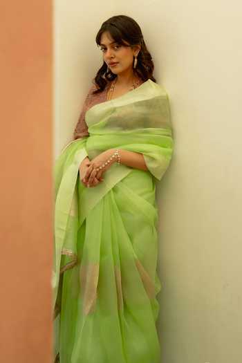 Priyanka Raajiv Green Silk Aishani Saree With Unstitched Blouse Fabric at Aza Fashions Priyanka Raajiv_Green Silk Aishani Saree With Unstitched Blouse Fabric _at_Aza_Fashions