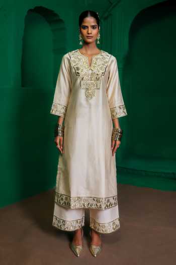 Charu Makkar_Ivory Silk, Chanderi V-neck, Yes Sharmila Embroidered Kurta And Pant Set _Online_at_Aza_Fashions