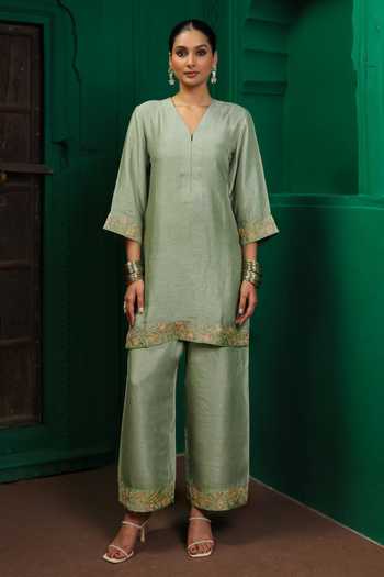 Charu Makkar Green Silk, Organza V-neck Kajol Embroidered Kurta Set Online at Aza Fashions Charu Makkar_Green Silk, Organza V-neck Kajol Embroidered Kurta Set _Online_at_Aza_Fashions