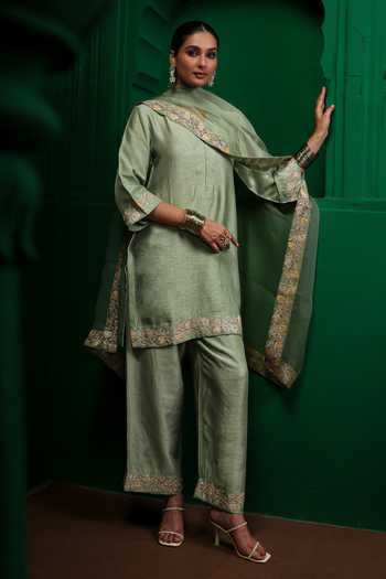Charu Makkar Green Silk, Organza V-neck Kajol Embroidered Kurta Set at Aza Fashions Charu Makkar_Green Silk, Organza V-neck Kajol Embroidered Kurta Set _at_Aza_Fashions