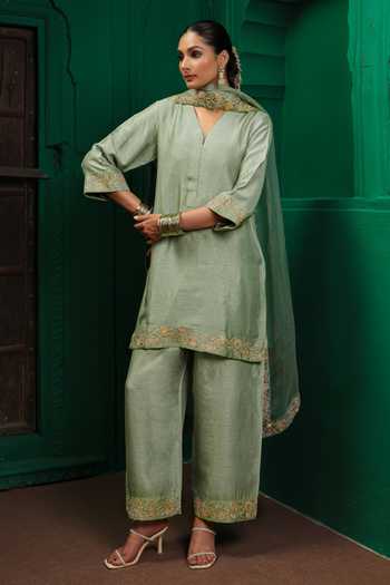 Buy Charu Makkar Green Silk, Organza V-neck Kajol Embroidered Kurta Set Buy_Charu Makkar_Green Silk, Organza V-neck Kajol Embroidered Kurta Set