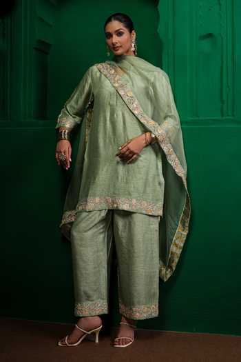 Shop Charu Makkar Green Silk, Organza V-neck Kajol Embroidered Kurta Set Shop_Charu Makkar_Green Silk, Organza V-neck Kajol Embroidered Kurta Set