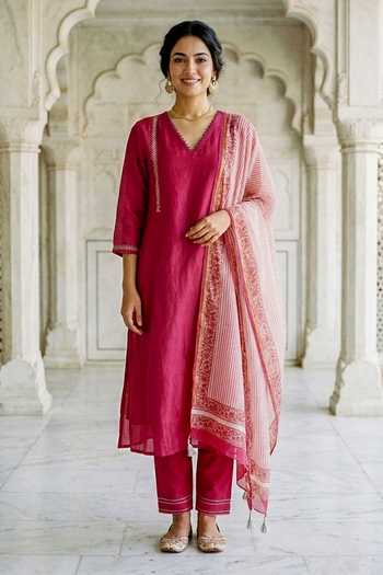 Missprint Magenta Silk, Chanderi, Shantoon V-neck Kurta Set With Printed Dupatta at Aza Fashions Missprint_Magenta Silk, Chanderi, Shantoon V-neck Kurta Set With Printed Dupatta _at_Aza_Fashions