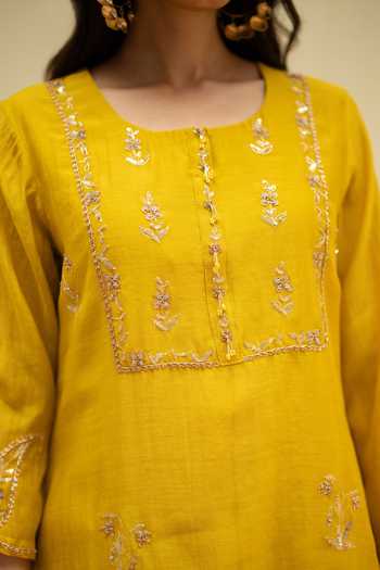 AM by Anita Mittal Yellow Chanderi Scoop Neck Chandini Mul A-line Kurta Set Online at Aza Fashions AM by Anita Mittal_Yellow Chanderi Scoop Neck Chandini Mul A-line Kurta Set _Online_at_Aza_Fashions