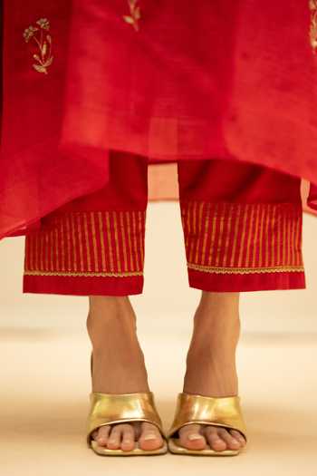 AM by Anita Mittal Red Chanderi Round Neck, Yes Chandini A-line Mul Kurta Set at Aza Fashions AM by Anita Mittal_Red Chanderi Round Neck, Yes Chandini A-line Mul Kurta Set _at_Aza_Fashions