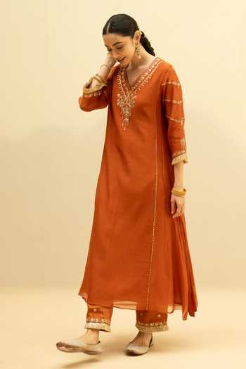 AM by Anita Mittal Orange Chanderi V-neck Chaandbali Mul A Line Kurta Set at Aza Fashions AM by Anita Mittal_Orange Chanderi V-neck Chaandbali Mul A Line Kurta Set _at_Aza_Fashions