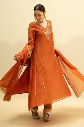 Shop AM by Anita Mittal Orange Chanderi V-neck Chaandbali Mul A Line Kurta Set Shop_AM by Anita Mittal_Orange Chanderi V-neck Chaandbali Mul A Line Kurta Set