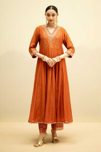 AM by Anita Mittal_Orange Chanderi V-neck Taarini Mul Embroidered Anarkali Set _Online_at_Aza_Fashions