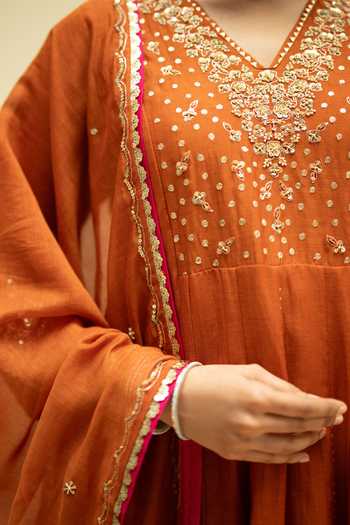 Buy_AM by Anita Mittal_Orange Chanderi V-neck Taarini Mul Embroidered Anarkali Set 