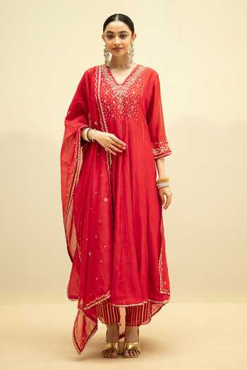 Buy AM by Anita Mittal Red Chanderi V-neck Taarini Mul Anarkali Set Buy_AM by Anita Mittal_Red Chanderi V-neck Taarini Mul Anarkali Set