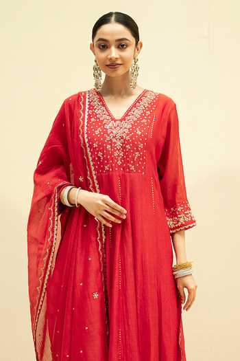 Shop AM by Anita Mittal Red Chanderi V-neck Taarini Mul Anarkali Set Shop_AM by Anita Mittal_Red Chanderi V-neck Taarini Mul Anarkali Set