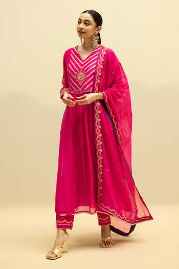 AM by Anita Mittal Pink Cotton V-neck, Yes Jhoomar Embroidered Kurta Set Online at Aza Fashions AM by Anita Mittal_Pink Cotton V-neck, Yes Jhoomar Embroidered Kurta Set _Online_at_Aza_Fashions
