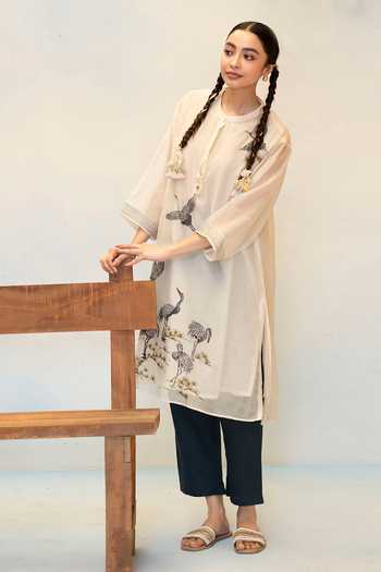 AM by Anita Mittal Off White Chanderi Mandarin Collar Rosh Floral Hand Painted Kurta With Pant at Aza Fashions AM by Anita Mittal_Off White Chanderi Mandarin Collar Rosh Floral Hand Painted Kurta With Pant _at_Aza_Fashions