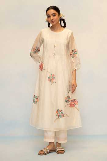 AM by Anita Mittal_Off White Chanderi Round Neck Meher Embroidered Kurta And Pant Set _Online_at_Aza_Fashions