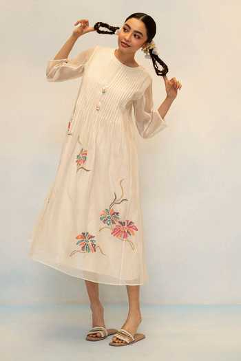Buy_AM by Anita Mittal_Off White Chanderi Round Neck Meher Embroidered Kurta And Pant Set _Online_at_Aza_Fashions
