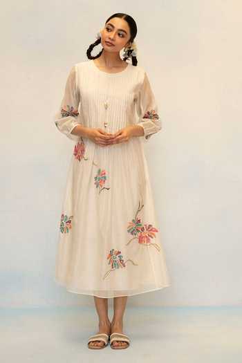Shop_AM by Anita Mittal_Off White Chanderi Round Neck Meher Embroidered Kurta And Pant Set _Online_at_Aza_Fashions