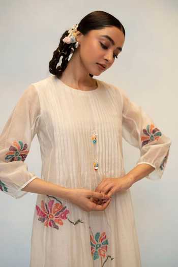 AM by Anita Mittal_Off White Chanderi Round Neck Meher Embroidered Kurta And Pant Set _at_Aza_Fashions
