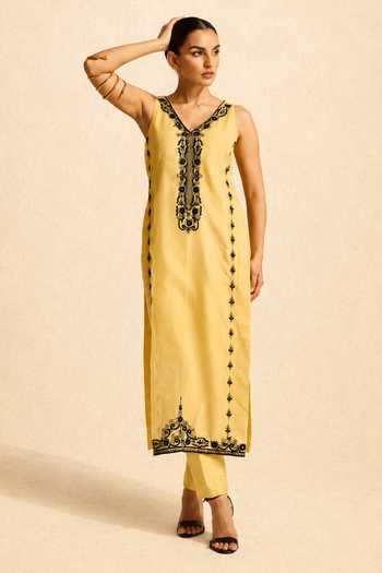 Meesa Eqra Sleeveless Embroidered Kurta Set 