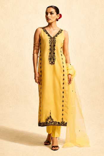Meesa Eqra Sleeveless Embroidered Kurta Set 