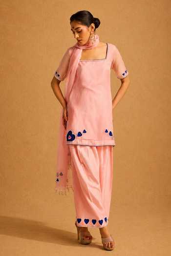 Meesa Pink Organza, Chanderi, Shantoon Square Neck, Mehnoor Hand Embroidered Kurta Set Online at Aza Fashions Meesa_Pink Organza, Chanderi, Shantoon Square Neck, Mehnoor Hand Embroidered Kurta Set _Online_at_Aza_Fashions