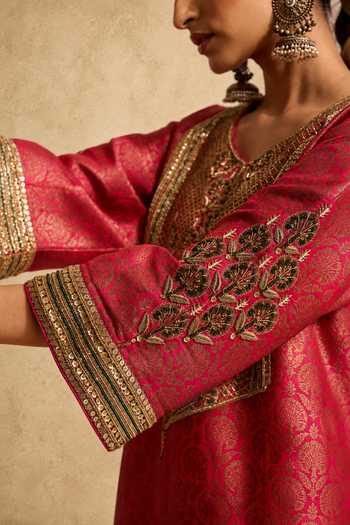 Meesa Pink Chanderi, Brocade, Shantoon V-neck, Yes Hina Hand Embroidered Kurta Set Online at Aza Fashions Meesa_Pink Chanderi, Brocade, Shantoon V-neck, Yes Hina Hand Embroidered Kurta Set _Online_at_Aza_Fashions