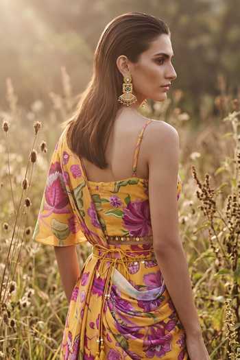 Basanti Kapde aur Koffee Mustard Georgette Sweetheart Neck Ruffle Draped Saree Set Online at Aza Fashions Basanti Kapde aur Koffee_Mustard Georgette Sweetheart Neck Ruffle Draped Saree Set _Online_at_Aza_Fashions