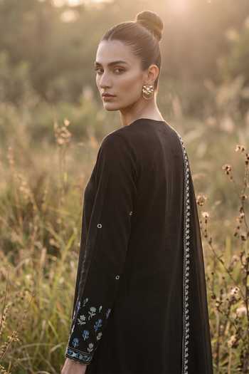 Basanti Kapde aur Koffee_Black Chanderi Embroidery Split V-neck, Yes Midnight Kurta Set _Online_at_Aza_Fashions