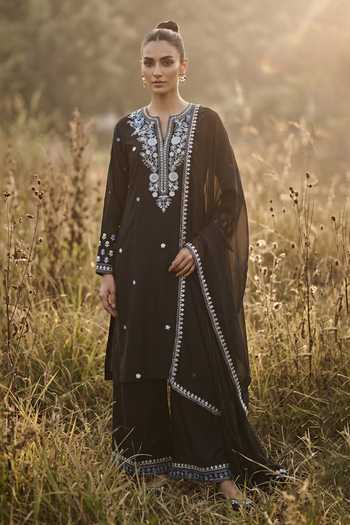 Basanti Kapde aur Koffee Midnight Embroidered Kurta Set 