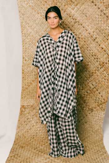 Ituvana Black Cotton V-neck Damai Oversize Kaftan Set Online at Aza Fashions Ituvana_Black Cotton V-neck Damai Oversize Kaftan Set _Online_at_Aza_Fashions