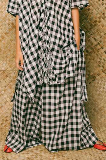 Buy Ituvana Black Cotton V-neck Damai Oversize Kaftan Set Online at Aza Fashions Buy_Ituvana_Black Cotton V-neck Damai Oversize Kaftan Set _Online_at_Aza_Fashions